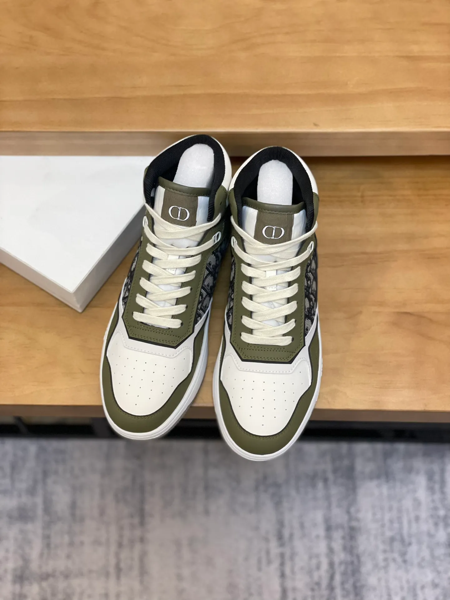 Men's shoes: 💰P460¥ Product trademark: Dior* "Dior*" high-top casual shoes Regular size: 38-44 (can be customized to 45.46) Product materials: Upper imported cowhide stitched with original fabric, breathable lining, original outsole. Number: 1006